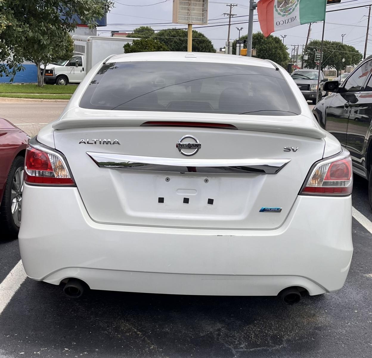 2014 white Nissan Altima (1N4AL3APXEC) , located at 945 E. Jefferson Blvd, Dallas, TX, 75203, (214) 943-7777, 32.752514, -96.811630 - Photo #3